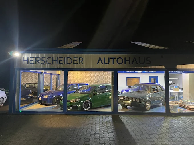 Außenansicht des Autohauses am Abend